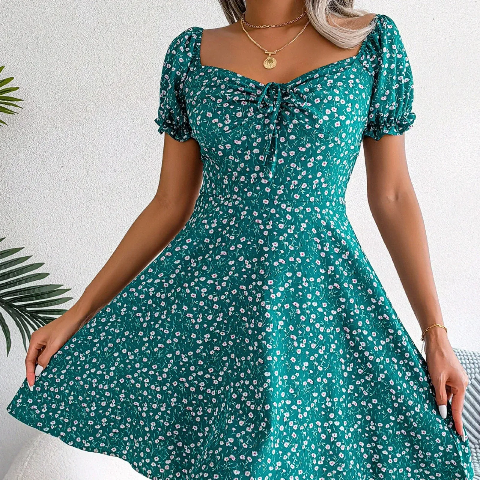 Heidi - Kleid mit quadratischem Ausschnitt und Schnürung